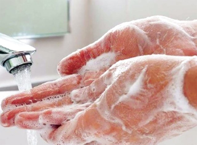غسل اليدين بشكل متكرر  أو استخدام  معقمات اليدين  يمكن أن يقلل من انتشار الجراثيم والبكتيريا.